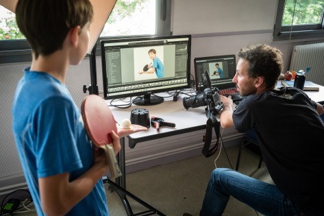 Le photographe Benjamin Dubuis réalise les portraits (ici avec le pongiste Titouan Morel-Gonzalez) pour la vitrophanie du Palais des Sports de Tours, mardi 31 mai 2022.