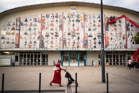 Installation des dernières photos (réalisées par Benjamin Dubuis) de la vitrophanie du Palais des Sports, mardi 6 septembre 2022.