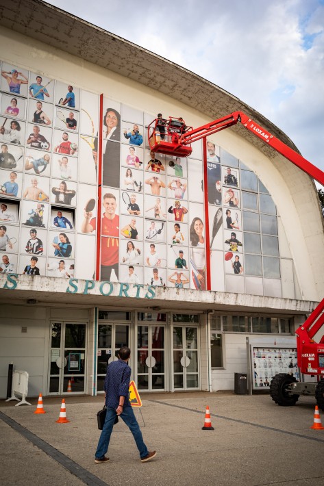 Installation des dernières photos (réalisées par Benjamin Dubuis) de la vitrophanie du Palais des Sports, mardi 6 septembre 2022.