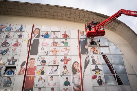 Installation des dernières photos (réalisées par Benjamin Dubuis) de la vitrophanie du Palais des Sports, mardi 6 septembre 2022.