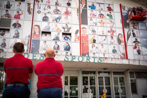 Installation des dernières photos (réalisées par Benjamin Dubuis) de la vitrophanie du Palais des Sports, mardi 6 septembre 2022.