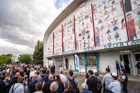 Inauguration de la nouvelle vitrophanie du Centre Municipal des Sports réalisée par le photographe Benjamin Dubuis, jeudi 8 septembre 2022 à Tours.