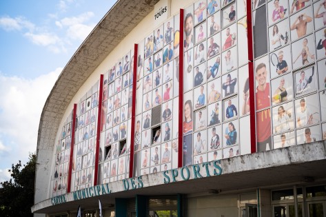 Inauguration de la nouvelle vitrophanie du Centre Municipal des Sports réalisée par le photographe Benjamin Dubuis, jeudi 8 septembre 2022 à Tours.